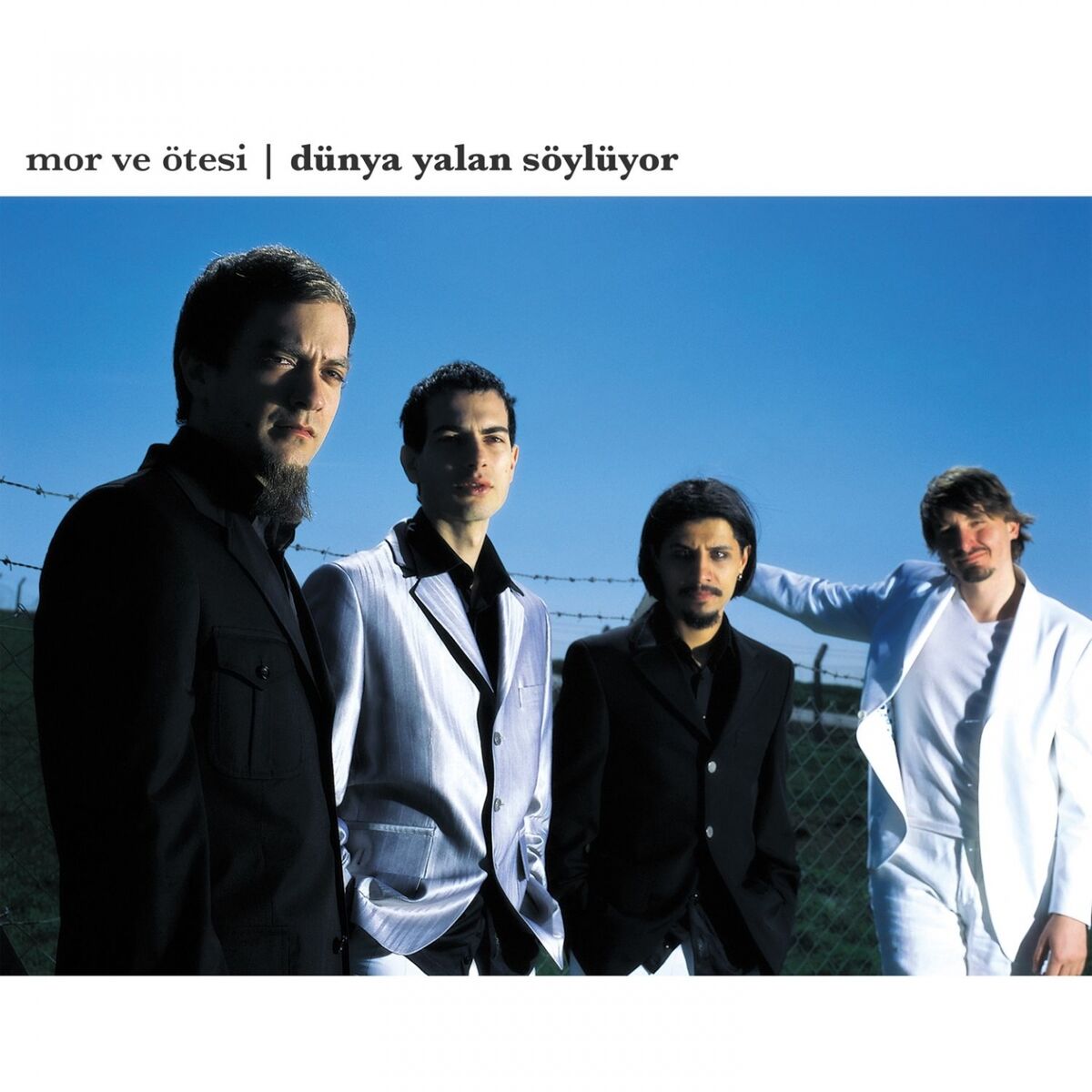 Album cover for Dünya Yalan Söylüyor by Mor ve Ötesi